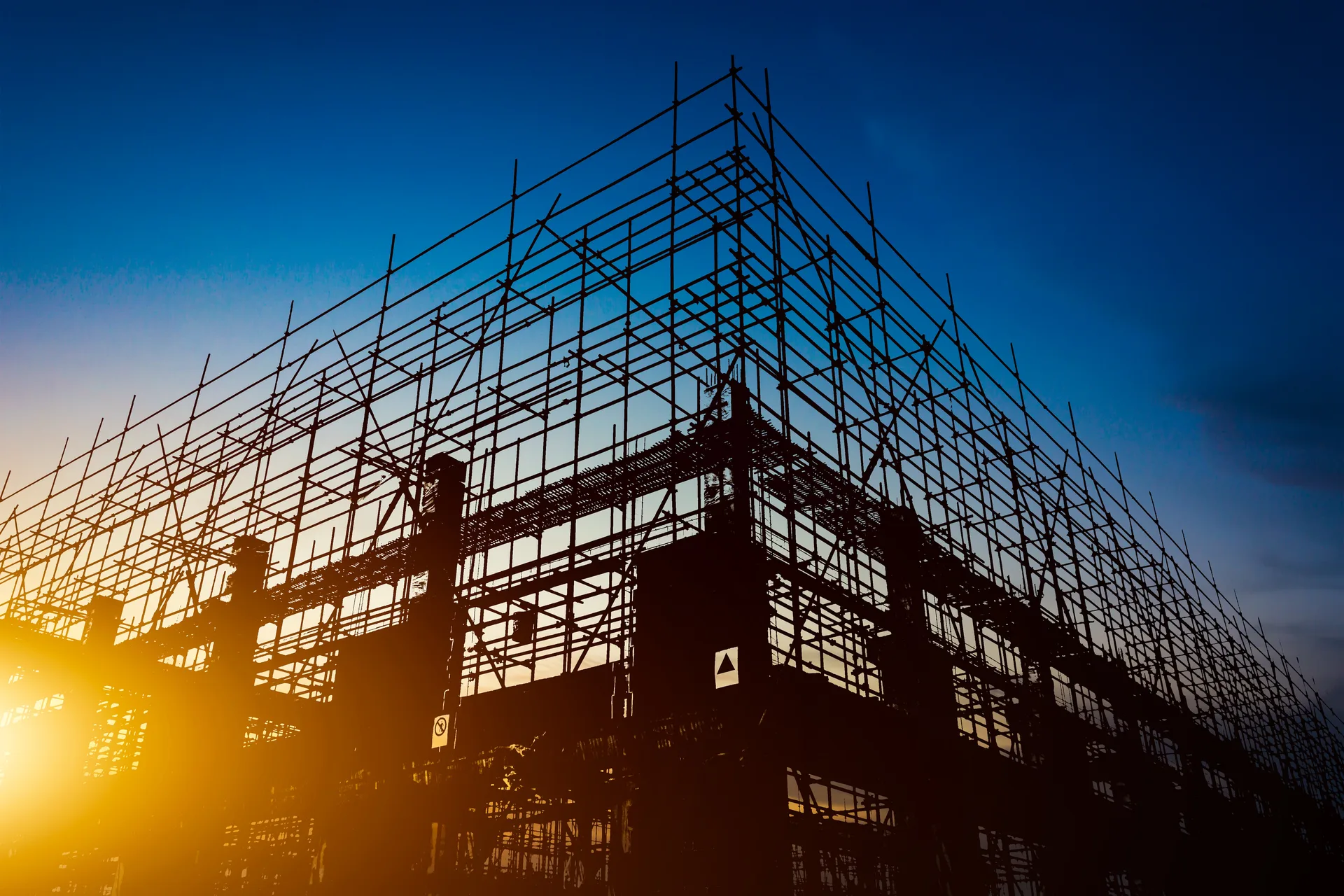 Estrutura de edificação ao pôr do sol — perícia de engenharia Nexus Construtech